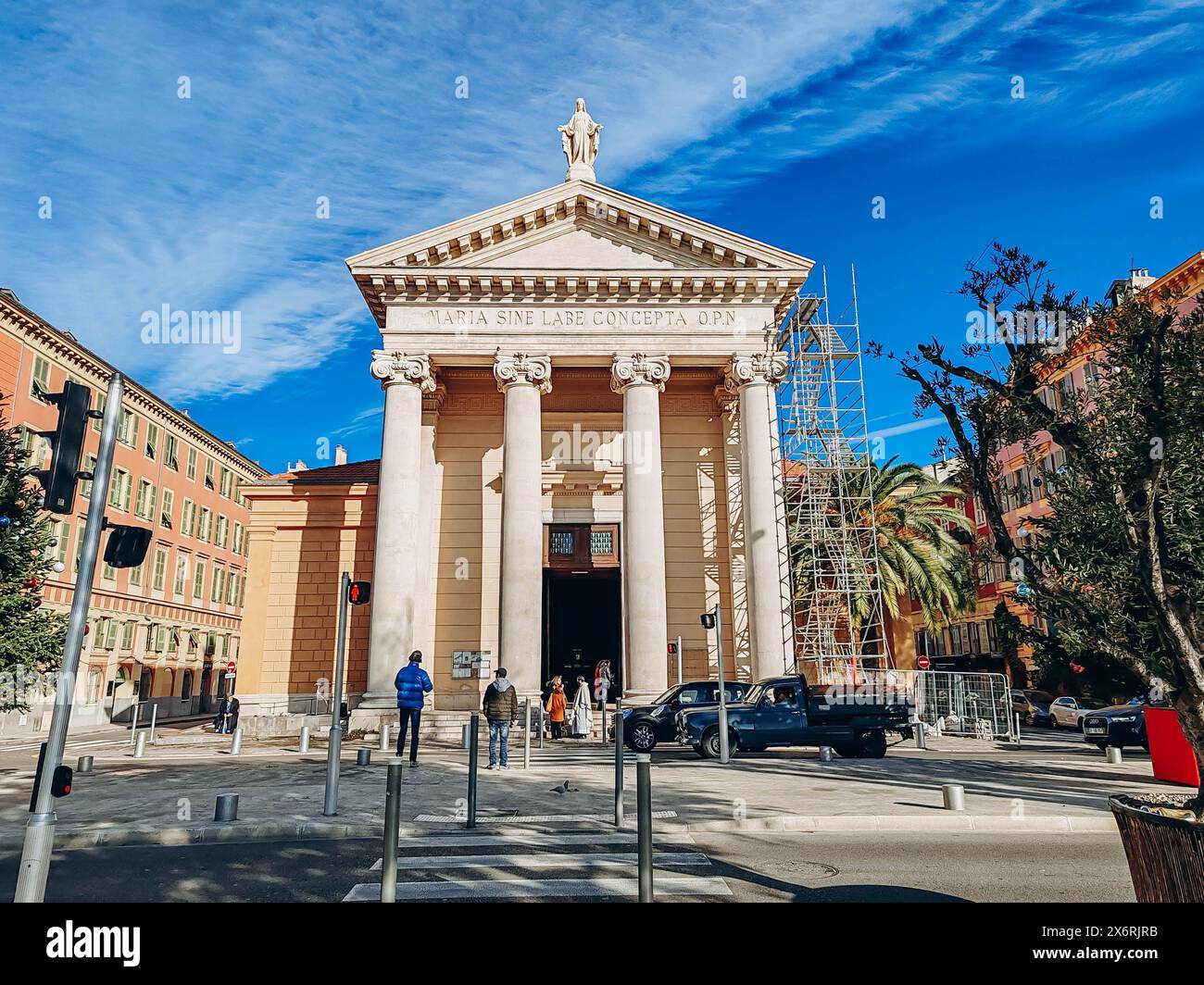 Die Kirche Notre-Dame-du-Port in Nizza, auch bekannt als Unbefleckte Empfängniskirche, befindet sich am Place Île-de-Beauté im Hafenviertel Lympia. Stockfoto