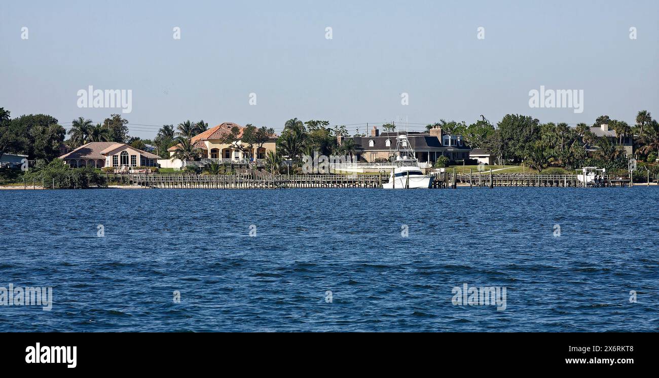 Atlantic Intracoastal Waterway Szene, ICW, Häuser am Wasser, Docks, Boote, Frühling, Florida Stockfoto