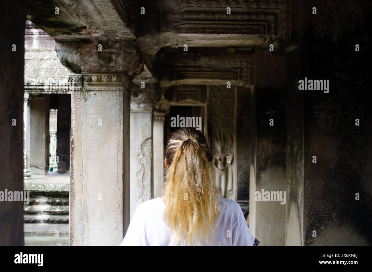 Touristenfrau im Ta Prohm Tempel in Angkor, Siem Reap, Kambodscha Stockfoto