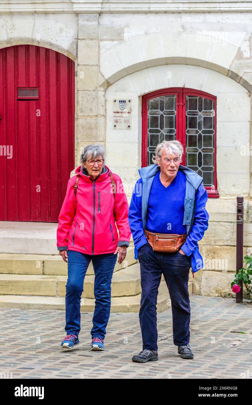 Lässig gekleidetes älteres Paar, das durch das Stadtzentrum schlendert - Loches, Indre-et-Loire (37), Frankreich. Stockfoto