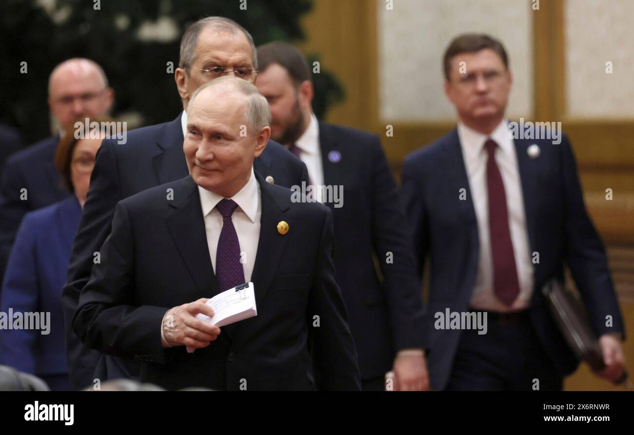 Peking, China. Mai 2024. Der russische Präsident Wladimir Putin, links, lächelt, als er zu erweiterten bilateralen Gesprächen mit dem chinesischen Präsidenten Xi Jinping und Delegationen in der Großen Halle des Volkes am 16. Mai 2024 in Peking, China, kommt. Kreml Pool/Russian Presential Press Service/Alamy Live News Stockfoto