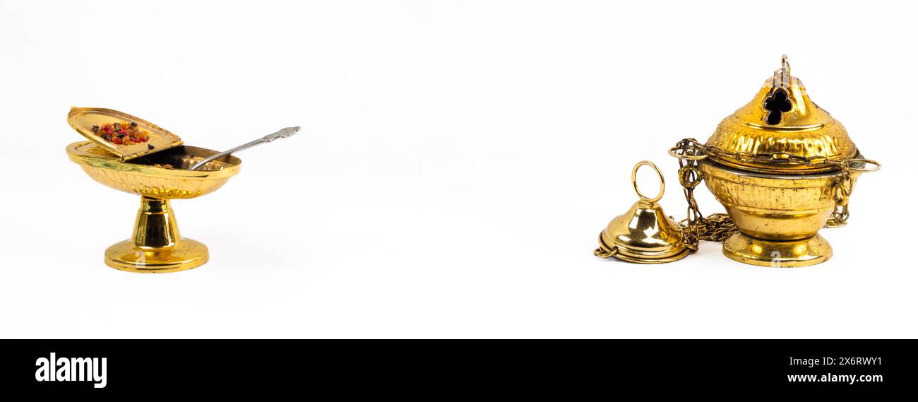 Goldener Räucherbehälter mit offenem Deckel, Räucherbrenner Stockfoto