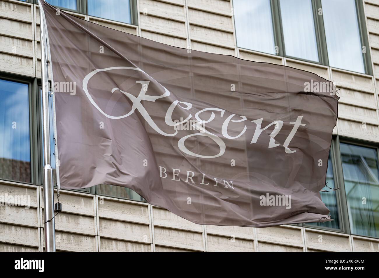 Berlin, Deutschland. Mai 2024. Eine Flagge des Regent Hotels am Gendarmenmarkt. Das Hotel schließt Ende des Jahres. Quelle: Fabian Sommer/dpa/Alamy Live News Stockfoto