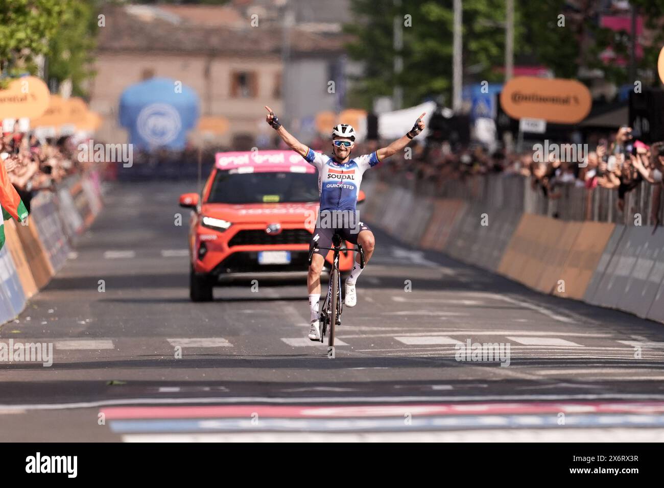 Fano, Italien. Mai 2024. Alaphilippe Julian (Team Soudal - Quickstep) gewinnt die 12. Etappe des Giro d'Italia von Martinsicuro nach Fano, Italien - Donnerstag, 16. Mai 2024 - Sport, Radfahren (Foto: Massimo Paolone /LaPresse) Credit: LaPresse/Alamy Live News Stockfoto