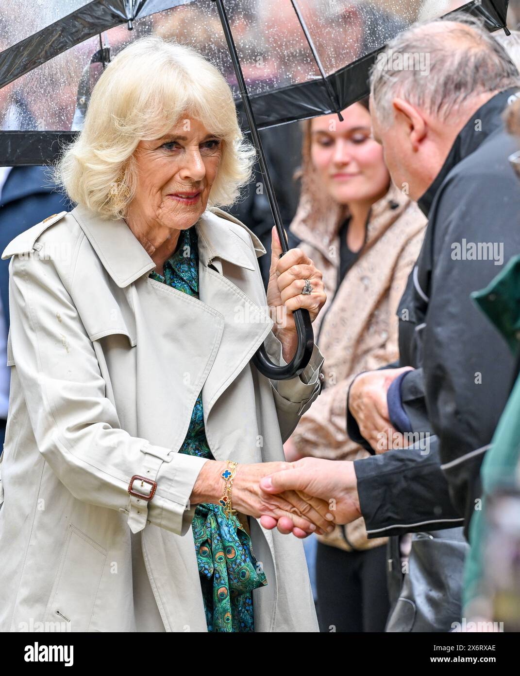 Roggen, Großbritannien. Mai 2024. Ihre Majestät Königin Camilla trifft Mitglieder der Gemeinde während ihres Besuchs in der Church of Saint Mary and Lamb House, Rye, East Sussex, Großbritannien. Quelle: LFP/Alamy Live News Stockfoto