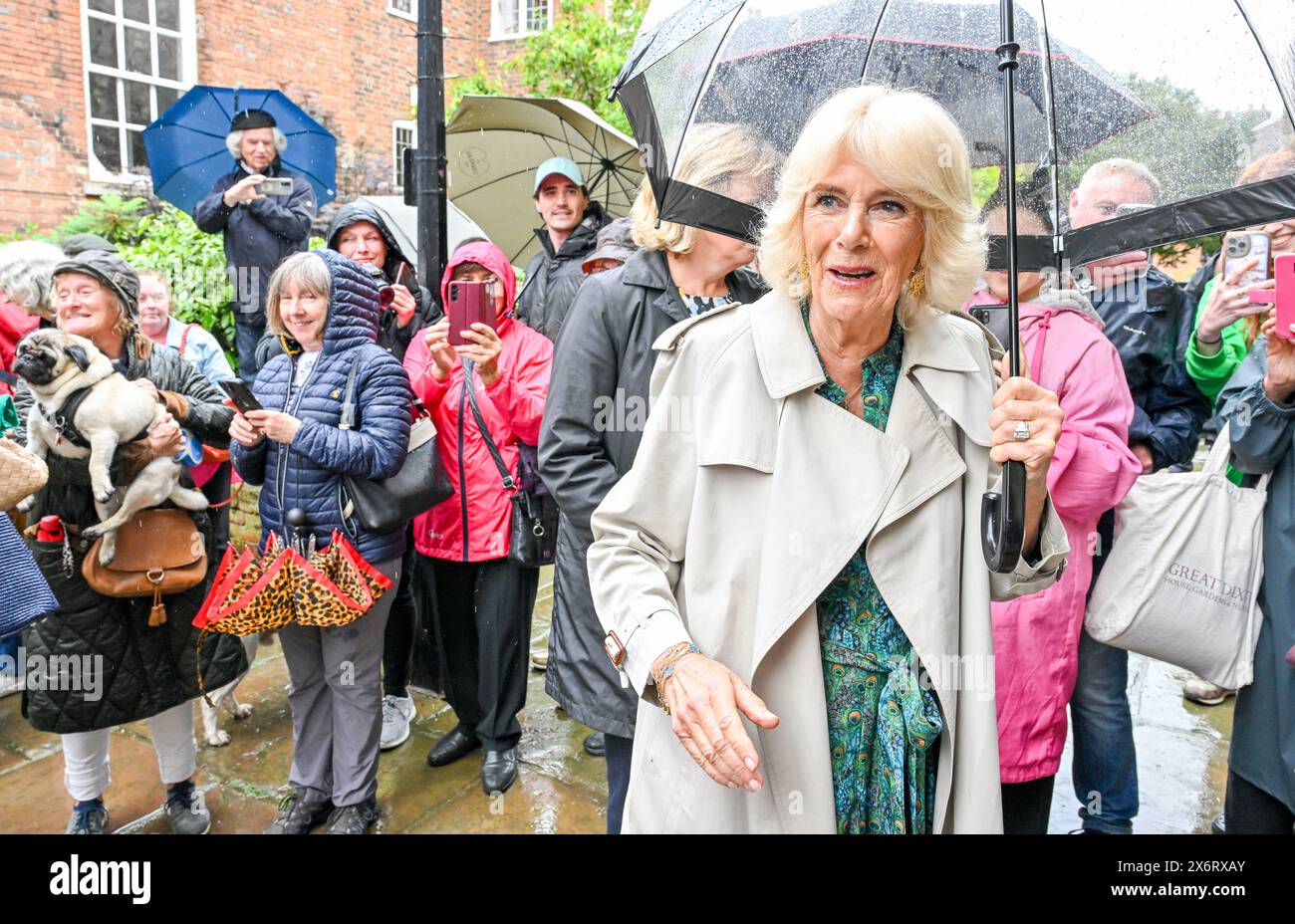 Roggen, Großbritannien. Mai 2024. Ihre Majestät Königin Camilla trifft Mitglieder der Gemeinde während ihres Besuchs in der Church of Saint Mary and Lamb House, Rye, East Sussex, Großbritannien. Quelle: LFP/Alamy Live News Stockfoto