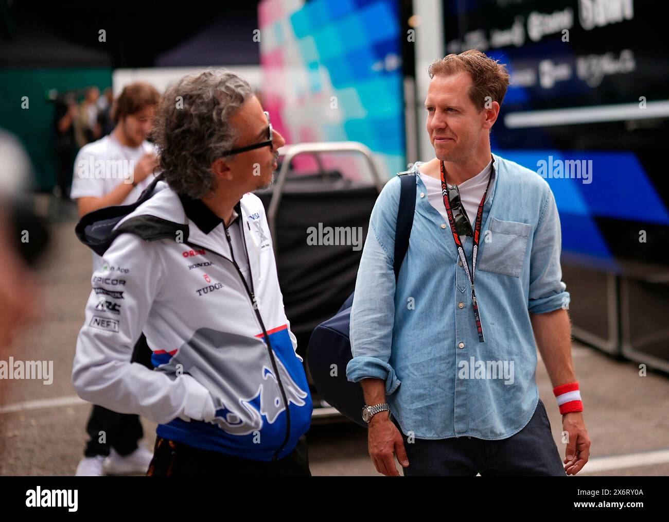 Imola, Italien. Mai 2024. 16.05.2024, Autodromo Enzo e Dino Ferrari, Imola, Formel 1 Grand Prix Emilia Romagna 2024, im Bild Sebastian Vettel mit Teamchef Laurent Mekies (Scuderia Alpha Tauri) im Fahrerlager in Imola. Quelle: dpa/Alamy Live News Stockfoto