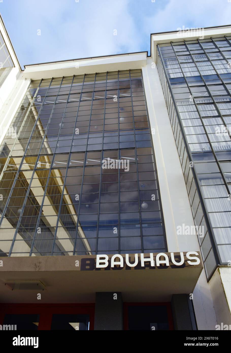 Dessau, Deutschland 03-16-2024 berühmtes Hauptgebäude der Bauhaus-Schule mit Logo Stockfoto