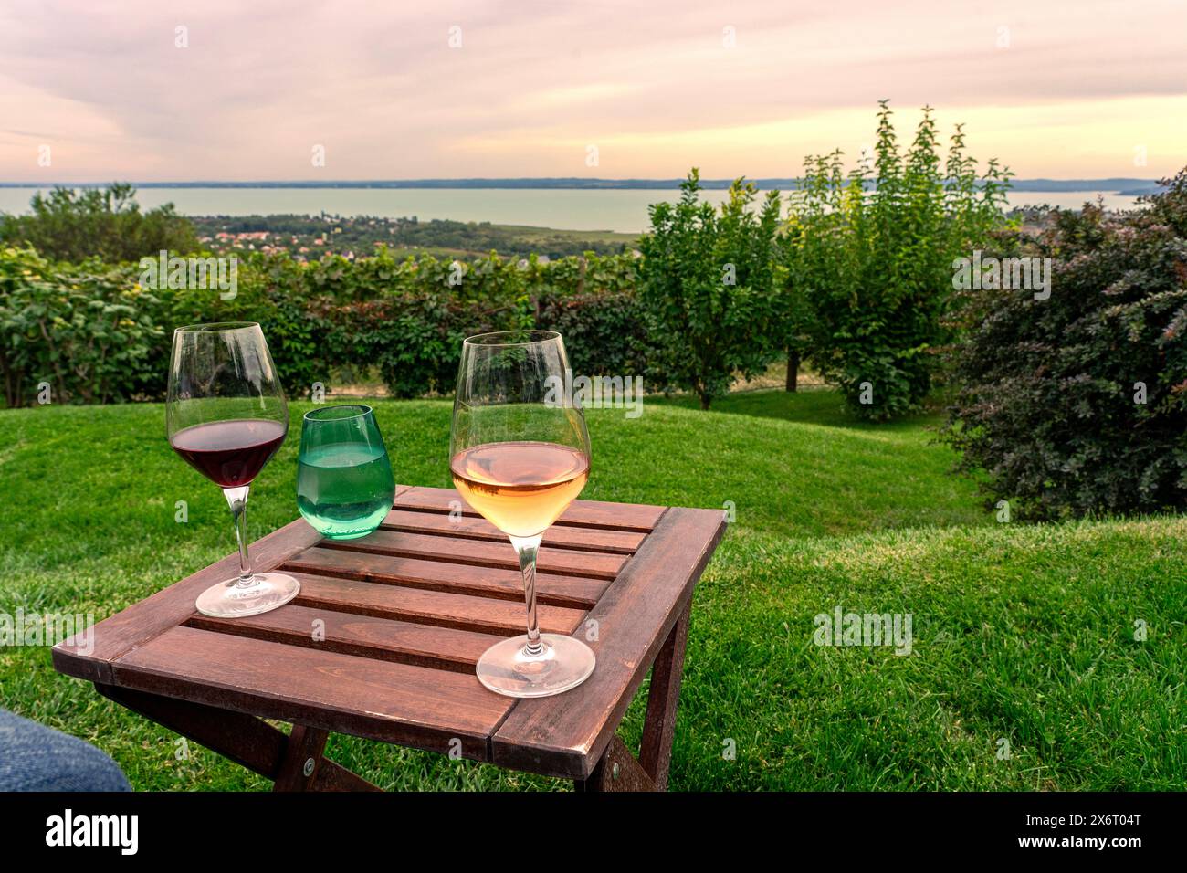 Tisch über dem Balaton mit Weingläsern auf dem Hügel romantisches Date, Picknick, Essen in der Natur. Weinprobe von Csopak Stockfoto