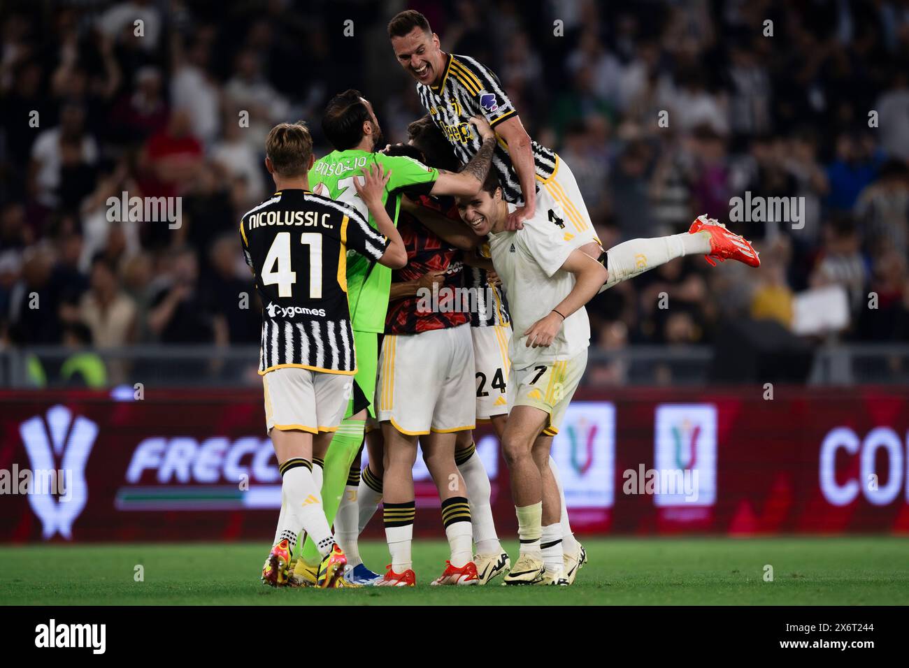 Rom, Italien. 15. Mai 2024. Die Spieler von Juventus FC feiern nach dem letzten Pfiff des Coppa Italia Finalspiels Atalanta BC und Juventus FC. Quelle: Nicolò Campo/Alamy Live News Stockfoto