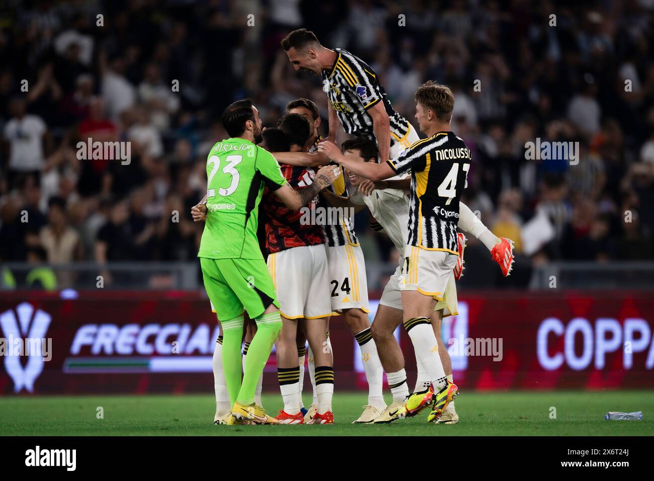 Rom, Italien. 15. Mai 2024. Die Spieler von Juventus FC feiern nach dem letzten Pfiff des Coppa Italia Finalspiels Atalanta BC und Juventus FC. Quelle: Nicolò Campo/Alamy Live News Stockfoto