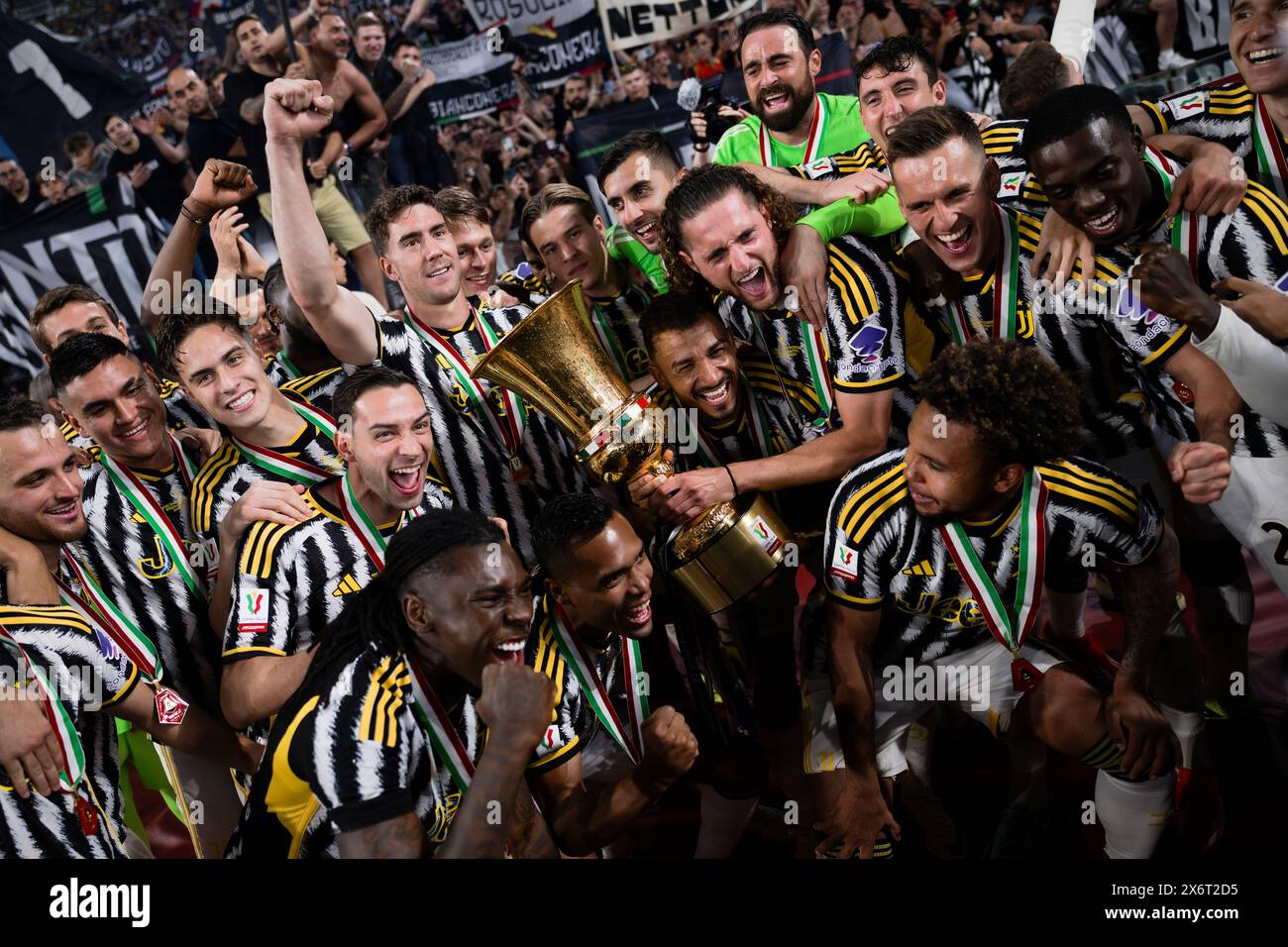 Rom, Italien. 15. Mai 2024. Die Spieler von Juventus FC holen sich die Trophäe am Ende des Finalspiels Atalanta BC und Juventus FC von Coppa Italia. Quelle: Nicolò Campo/Alamy Live News Stockfoto