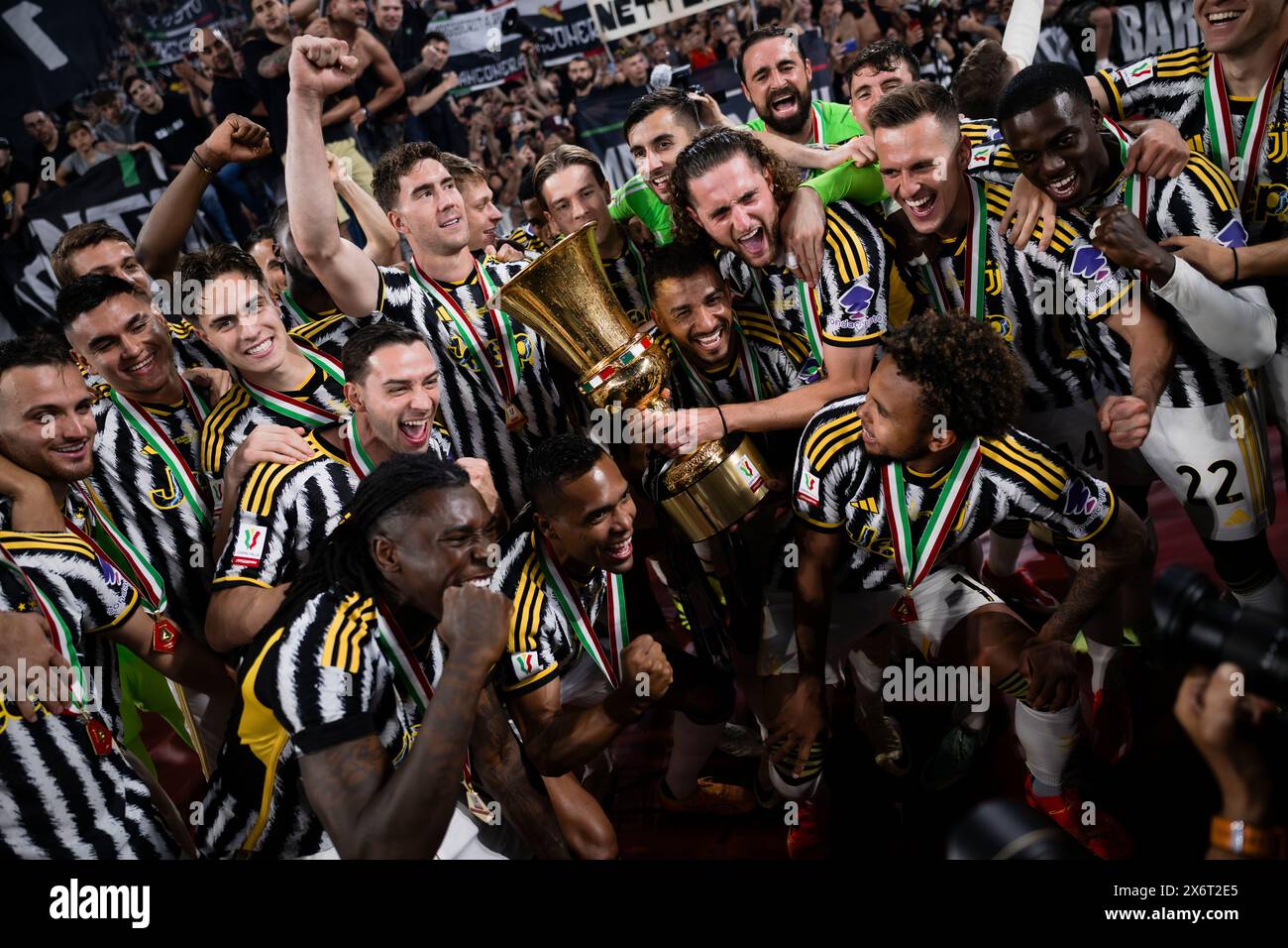 Rom, Italien. 15. Mai 2024. Die Spieler von Juventus FC holen sich die Trophäe am Ende des Finalspiels Atalanta BC und Juventus FC von Coppa Italia. Quelle: Nicolò Campo/Alamy Live News Stockfoto