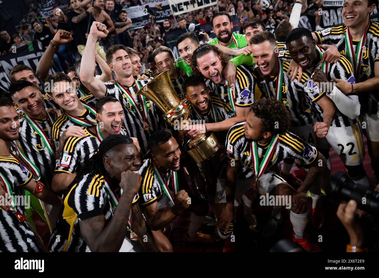 Rom, Italien. 15. Mai 2024. Die Spieler von Juventus FC holen sich die Trophäe am Ende des Finalspiels Atalanta BC und Juventus FC von Coppa Italia. Quelle: Nicolò Campo/Alamy Live News Stockfoto