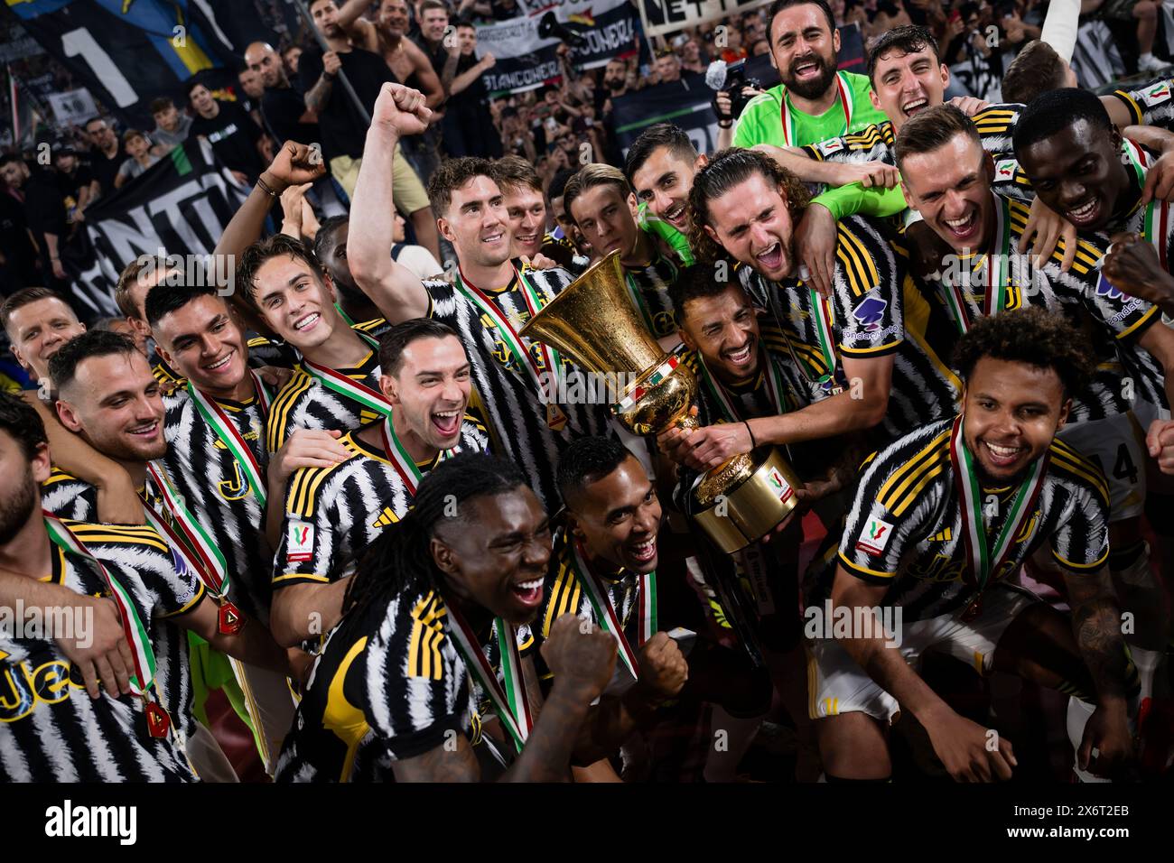 Rom, Italien. 15. Mai 2024. Die Spieler von Juventus FC holen sich die Trophäe am Ende des Finalspiels Atalanta BC und Juventus FC von Coppa Italia. Quelle: Nicolò Campo/Alamy Live News Stockfoto