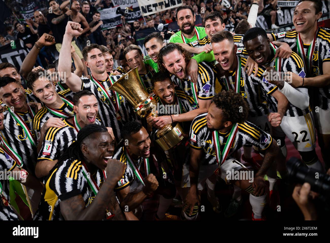 Rom, Italien. 15. Mai 2024. Die Spieler von Juventus FC holen sich die Trophäe am Ende des Finalspiels Atalanta BC und Juventus FC von Coppa Italia. Quelle: Nicolò Campo/Alamy Live News Stockfoto
