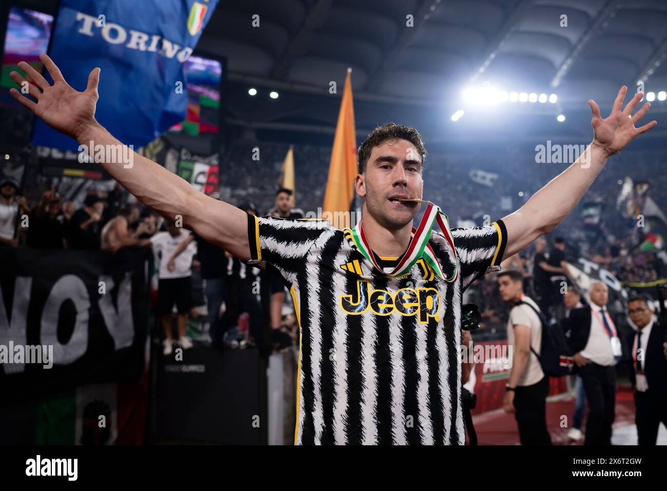 Rom, Italien. 15. Mai 2024. Dusan Vlahovic vom Juventus FC feiert am Ende des Finalspiels von Coppa Italia Atalanta BC und Juventus FC. Quelle: Nicolò Campo/Alamy Live News Stockfoto
