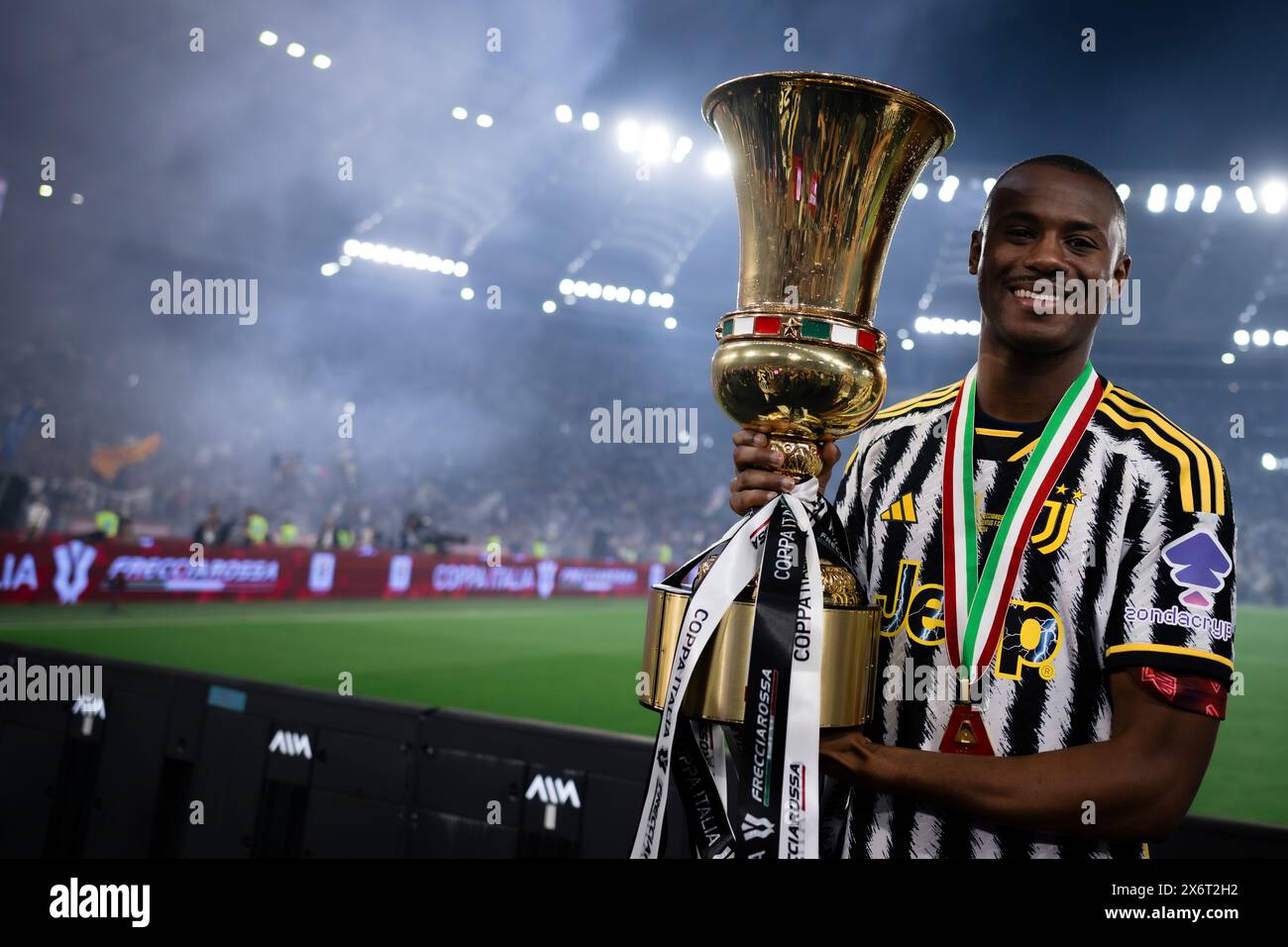 Rom, Italien. 15. Mai 2024. Tiago Djalo von Juventus FC feiert mit der Trophäe am Ende des Finalspiels von Coppa Italia Atalanta BC und Juventus FC. Quelle: Nicolò Campo/Alamy Live News Stockfoto