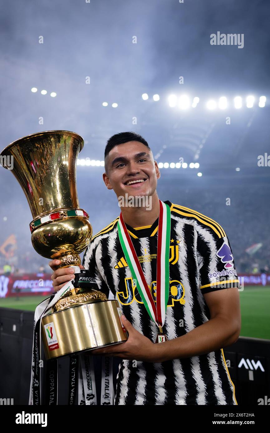 Rom, Italien. 15. Mai 2024. Carlos Alcaraz von Juventus FC feiert mit der Trophäe am Ende des Finalspiels von Coppa Italia Atalanta BC und Juventus FC. Quelle: Nicolò Campo/Alamy Live News Stockfoto