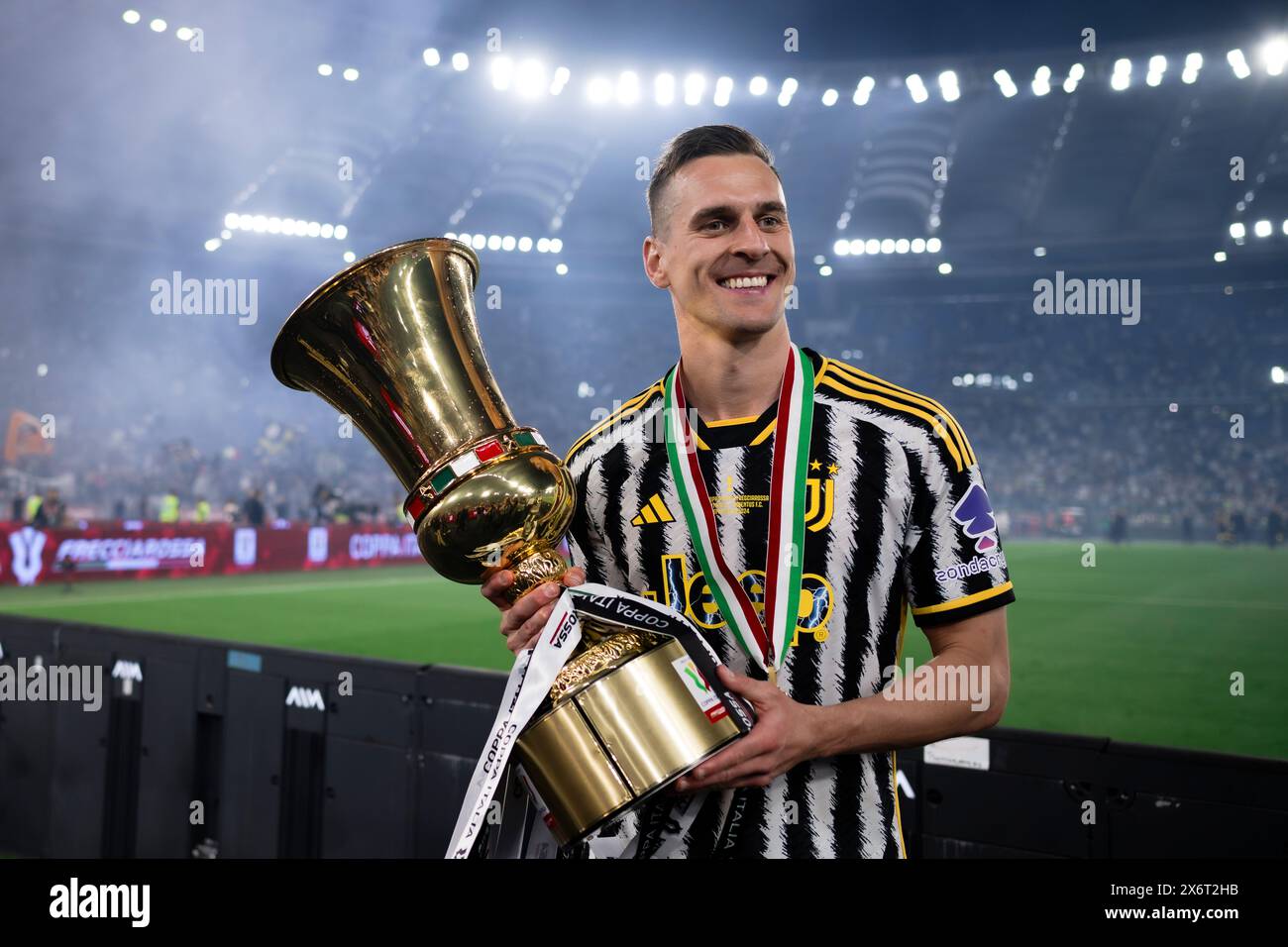 Rom, Italien. 15. Mai 2024. Arkadiusz Milik von Juventus FC feiert mit dem Tttrophy am Ende des Finalspiels von Coppa Italia Atalanta BC und Juventus FC. Quelle: Nicolò Campo/Alamy Live News Stockfoto
