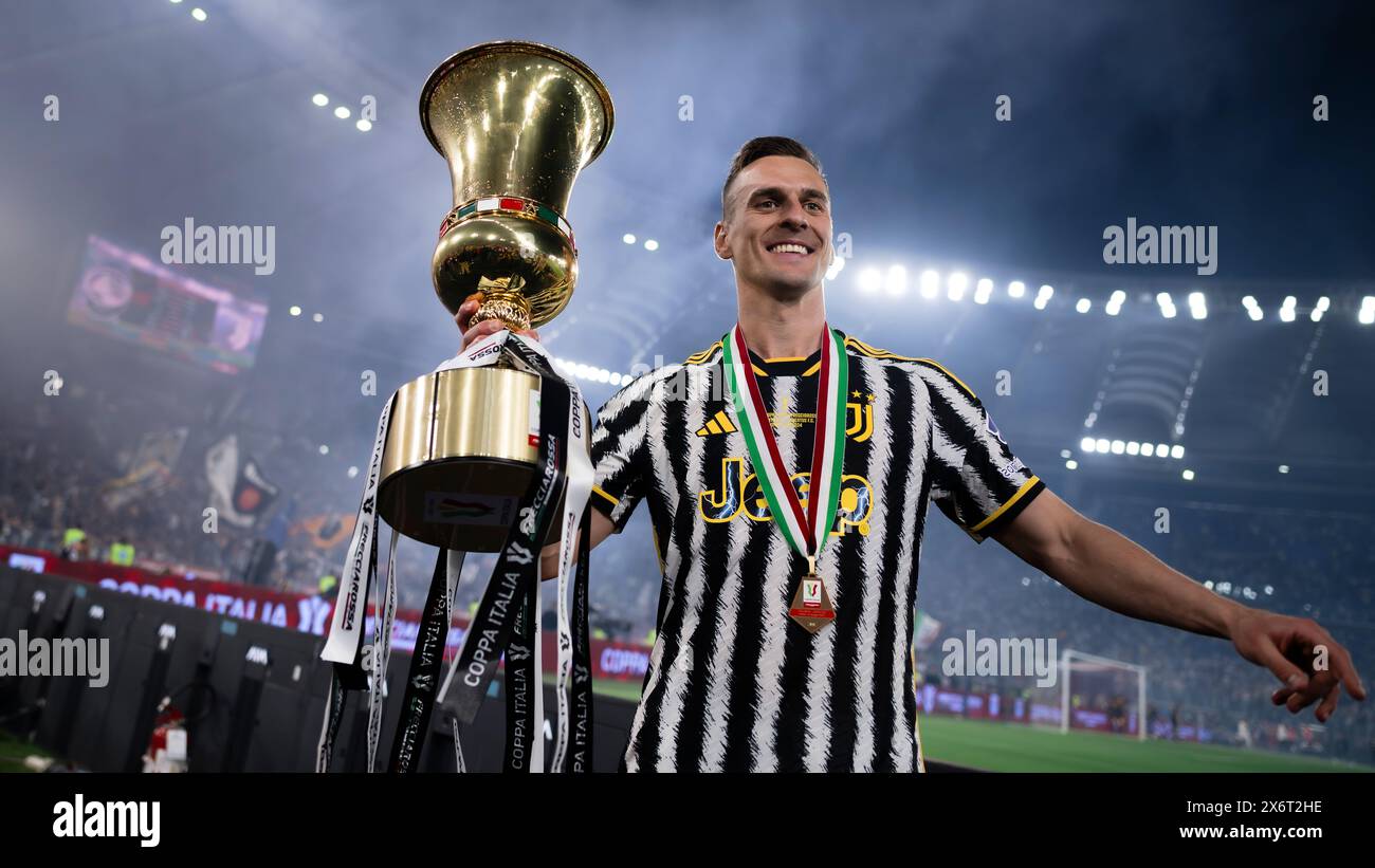 Rom, Italien. 15. Mai 2024. Arkadiusz Milik von Juventus FC feiert mit dem Tttrophy am Ende des Finalspiels von Coppa Italia Atalanta BC und Juventus FC. Quelle: Nicolò Campo/Alamy Live News Stockfoto