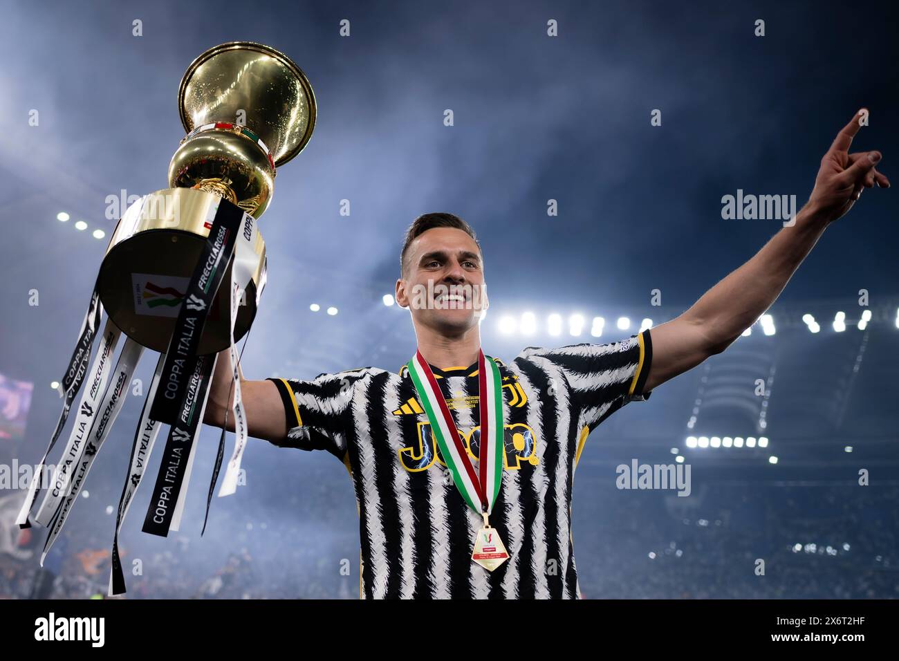 Rom, Italien. 15. Mai 2024. Arkadiusz Milik von Juventus FC feiert mit dem Tttrophy am Ende des Finalspiels von Coppa Italia Atalanta BC und Juventus FC. Quelle: Nicolò Campo/Alamy Live News Stockfoto