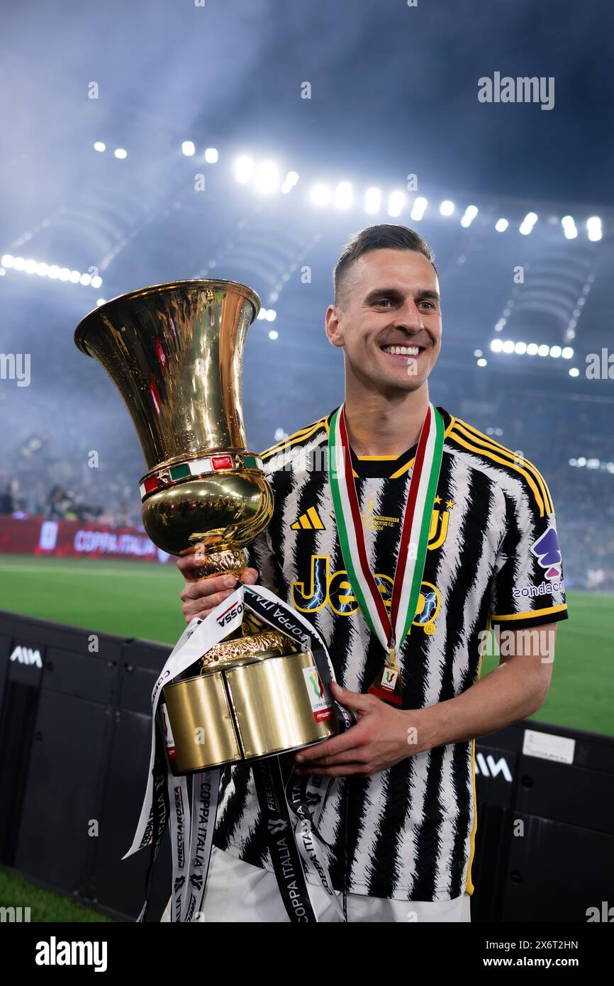 Rom, Italien. 15. Mai 2024. Arkadiusz Milik von Juventus FC feiert mit dem Tttrophy am Ende des Finalspiels von Coppa Italia Atalanta BC und Juventus FC. Quelle: Nicolò Campo/Alamy Live News Stockfoto
