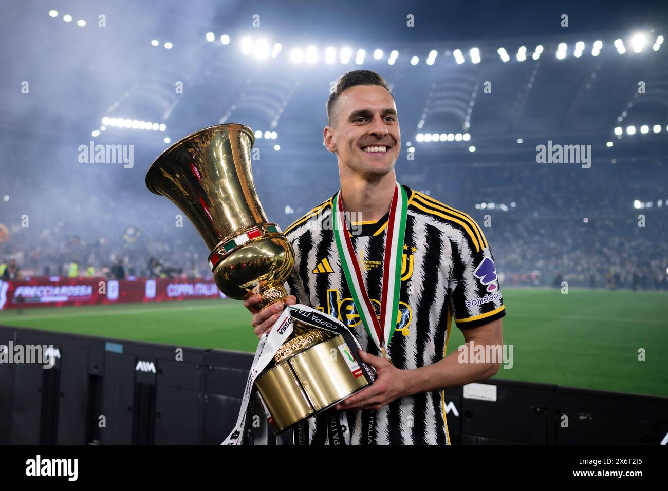 Rom, Italien. 15. Mai 2024. Arkadiusz Milik von Juventus FC feiert mit dem Tttrophy am Ende des Finalspiels von Coppa Italia Atalanta BC und Juventus FC. Quelle: Nicolò Campo/Alamy Live News Stockfoto
