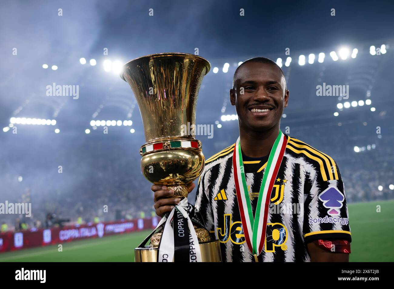 Rom, Italien. 15. Mai 2024. Tiago Djalo von Juventus FC feiert mit der Trophäe am Ende des Finalspiels von Coppa Italia Atalanta BC und Juventus FC. Quelle: Nicolò Campo/Alamy Live News Stockfoto