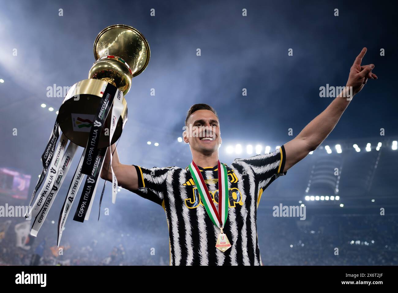 Rom, Italien. 15. Mai 2024. Arkadiusz Milik von Juventus FC feiert mit dem Tttrophy am Ende des Finalspiels von Coppa Italia Atalanta BC und Juventus FC. Quelle: Nicolò Campo/Alamy Live News Stockfoto