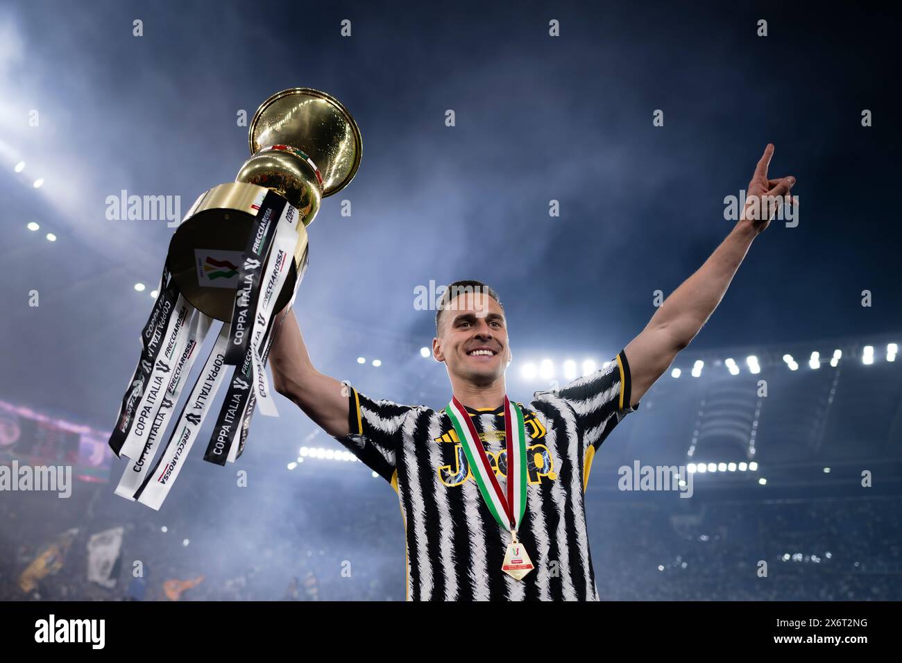 Rom, Italien. 15. Mai 2024. Arkadiusz Milik von Juventus FC feiert mit dem Tttrophy am Ende des Finalspiels von Coppa Italia Atalanta BC und Juventus FC. Quelle: Nicolò Campo/Alamy Live News Stockfoto