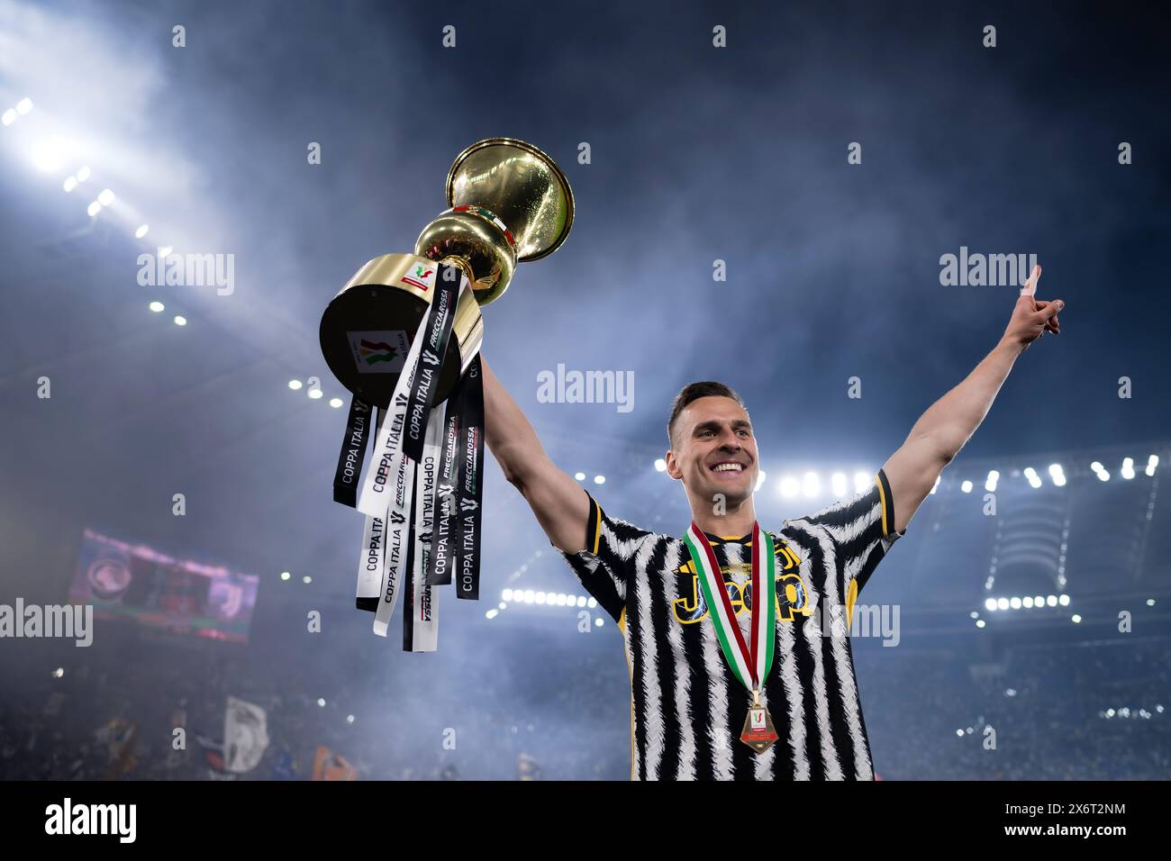 Rom, Italien. 15. Mai 2024. Arkadiusz Milik von Juventus FC feiert mit dem Tttrophy am Ende des Finalspiels von Coppa Italia Atalanta BC und Juventus FC. Quelle: Nicolò Campo/Alamy Live News Stockfoto