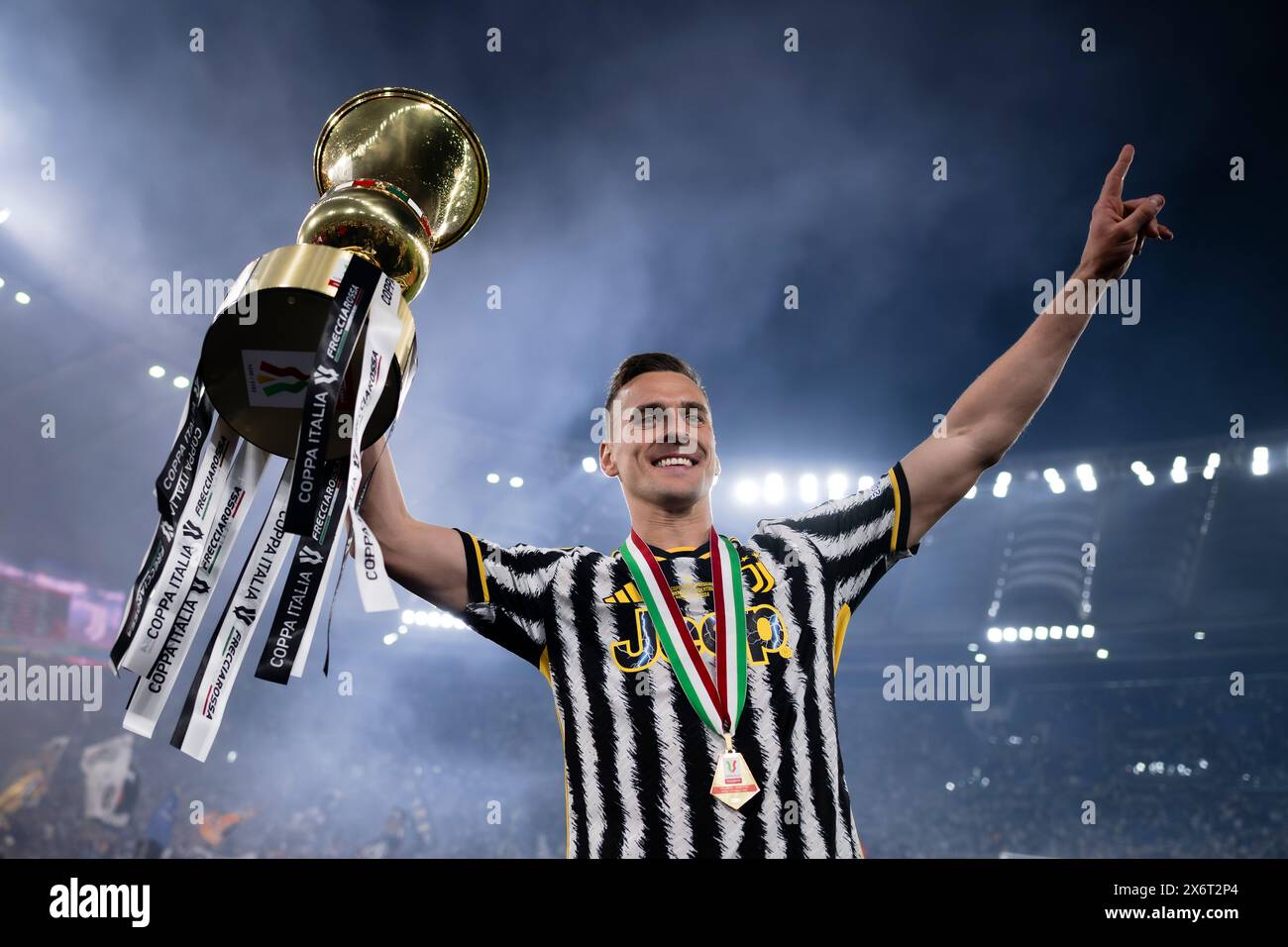 Rom, Italien. 15. Mai 2024. Arkadiusz Milik von Juventus FC feiert mit dem Tttrophy am Ende des Finalspiels von Coppa Italia Atalanta BC und Juventus FC. Quelle: Nicolò Campo/Alamy Live News Stockfoto