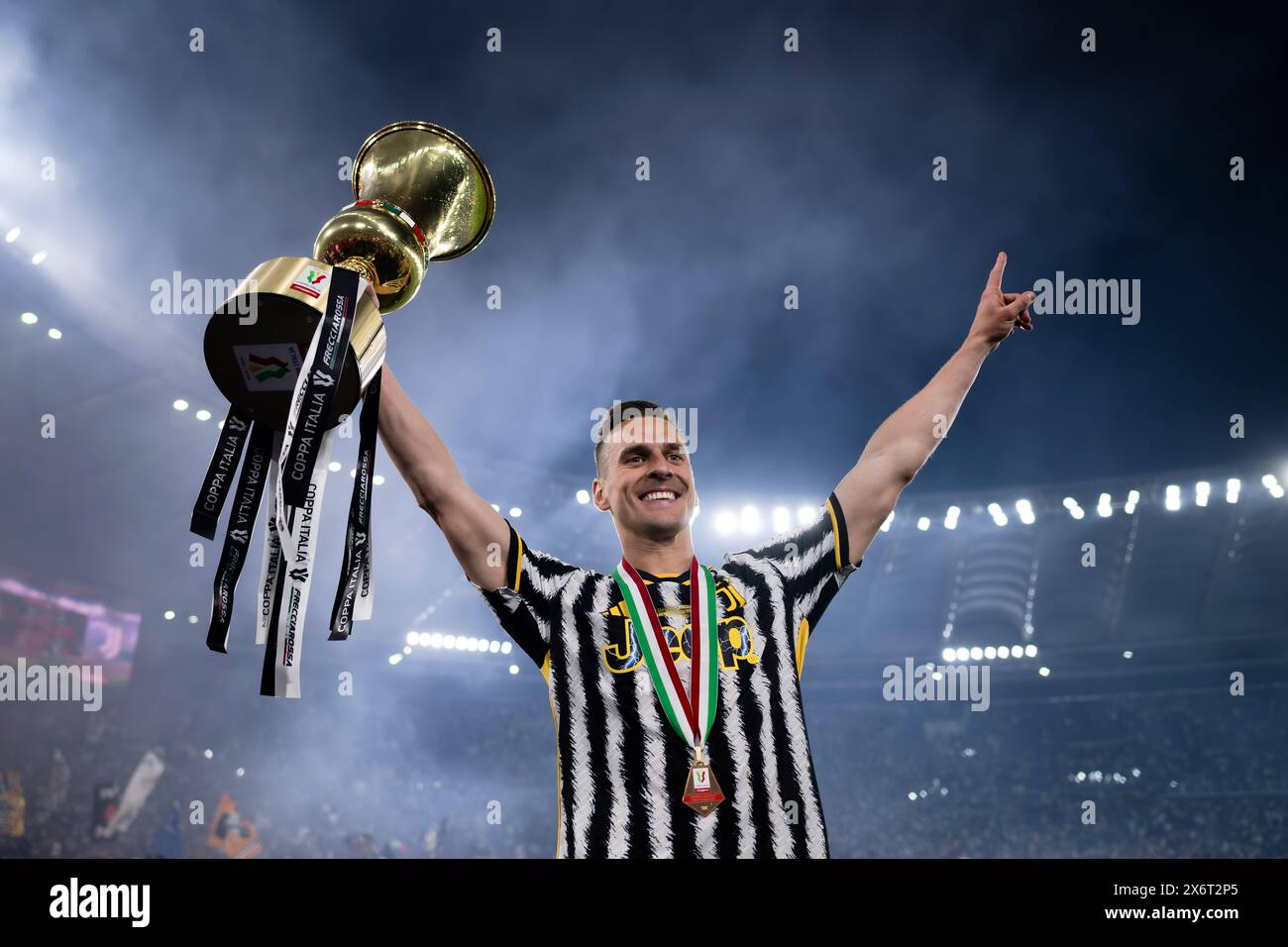 Rom, Italien. 15. Mai 2024. Arkadiusz Milik von Juventus FC feiert mit dem Tttrophy am Ende des Finalspiels von Coppa Italia Atalanta BC und Juventus FC. Quelle: Nicolò Campo/Alamy Live News Stockfoto