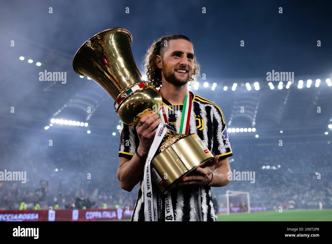 Rom, Italien. 15. Mai 2024. Adrien Rabiot von Juventus FC feiert mit der Torphie am Ende des Finalspiels von Coppa Italia Atalanta BC und Juventus FC. Quelle: Nicolò Campo/Alamy Live News Stockfoto