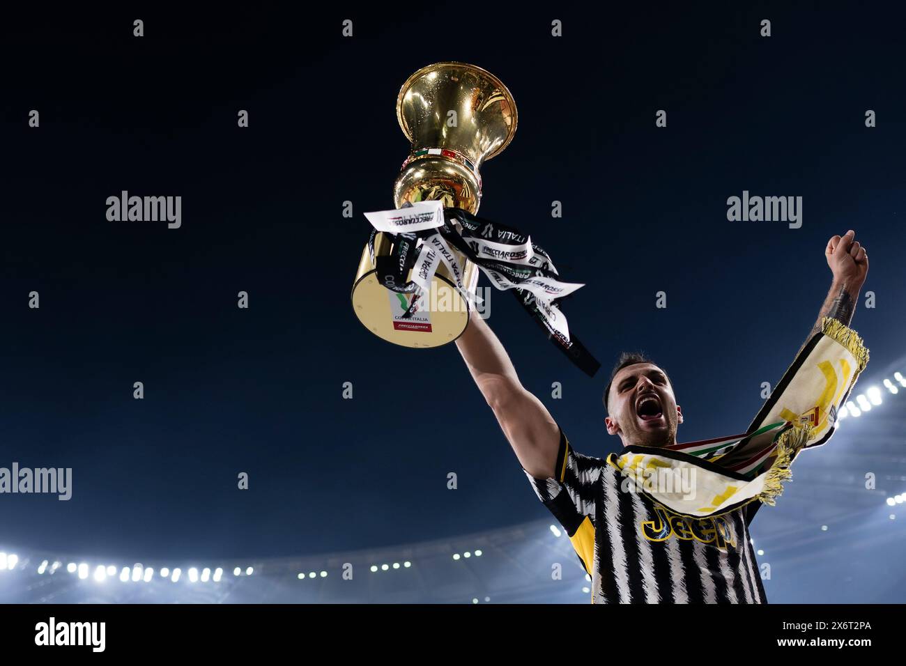 Rom, Italien. 15. Mai 2024. Federico Gatti von Juventus FC feiert mit der Trophäe am Ende des Finalspiels von Coppa Italia Atalanta BC und Juventus FC. Quelle: Nicolò Campo/Alamy Live News Stockfoto