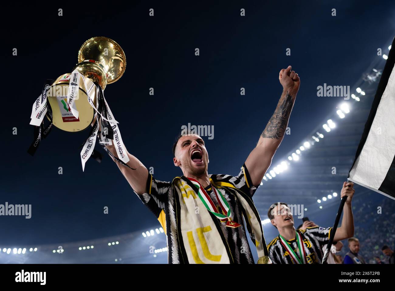 Rom, Italien. 15. Mai 2024. Federico Gatti von Juventus FC feiert mit der Trophäe am Ende des Finalspiels von Coppa Italia Atalanta BC und Juventus FC. Quelle: Nicolò Campo/Alamy Live News Stockfoto