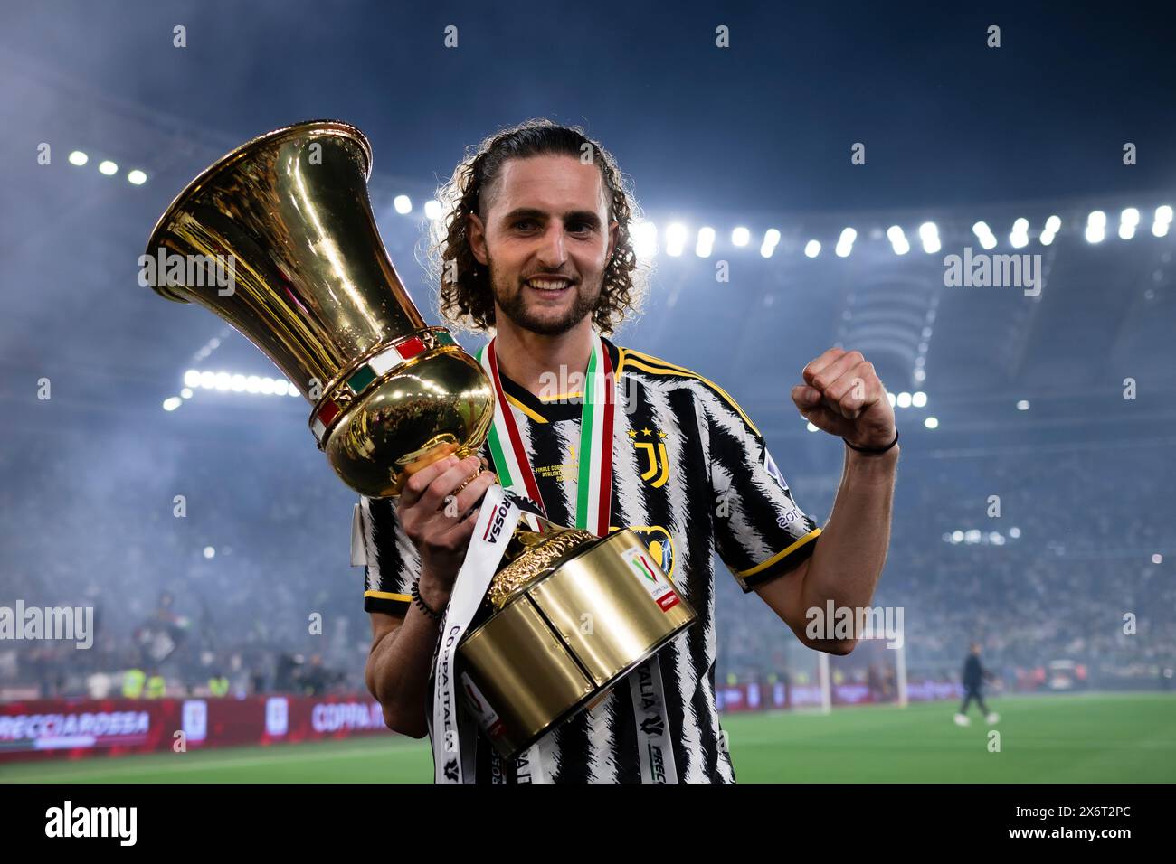 Rom, Italien. 15. Mai 2024. Adrien Rabiot von Juventus FC feiert mit der Torphie am Ende des Finalspiels von Coppa Italia Atalanta BC und Juventus FC. Quelle: Nicolò Campo/Alamy Live News Stockfoto