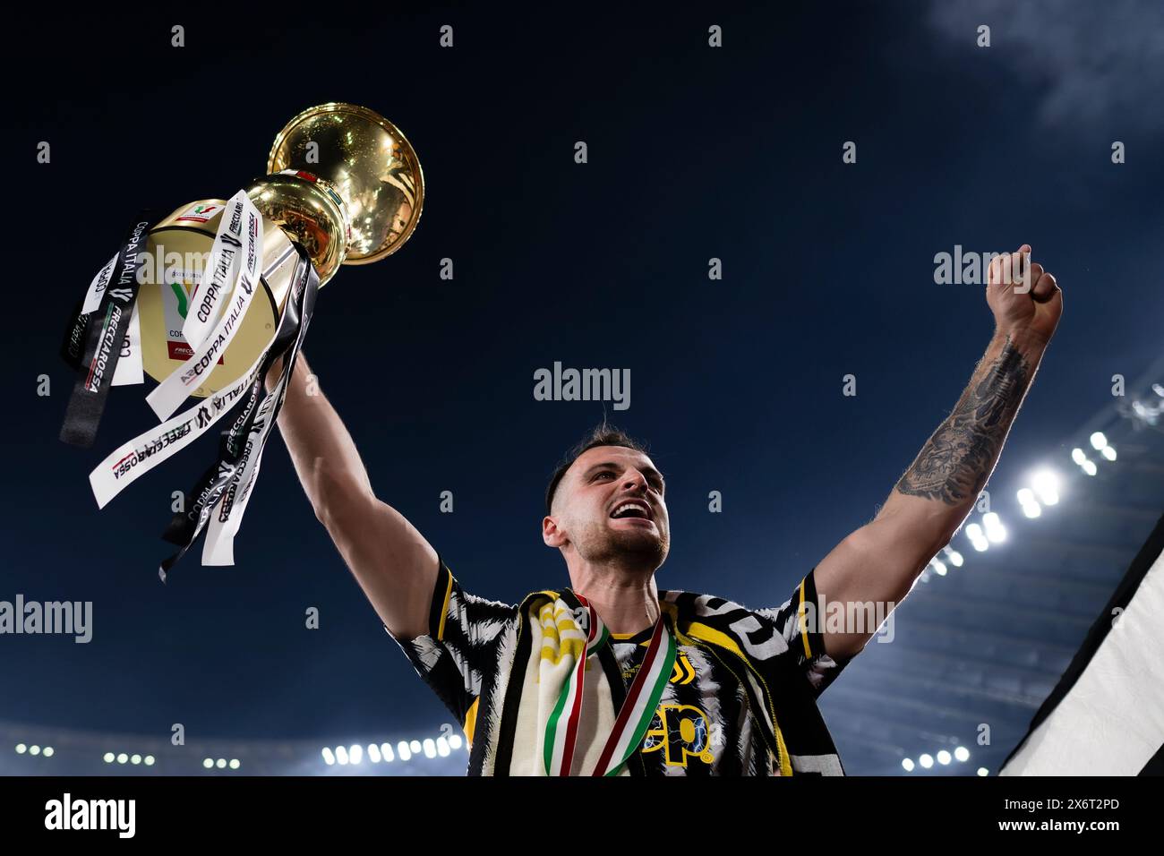 Rom, Italien. 15. Mai 2024. Federico Gatti von Juventus FC feiert mit der Trophäe am Ende des Finalspiels von Coppa Italia Atalanta BC und Juventus FC. Quelle: Nicolò Campo/Alamy Live News Stockfoto