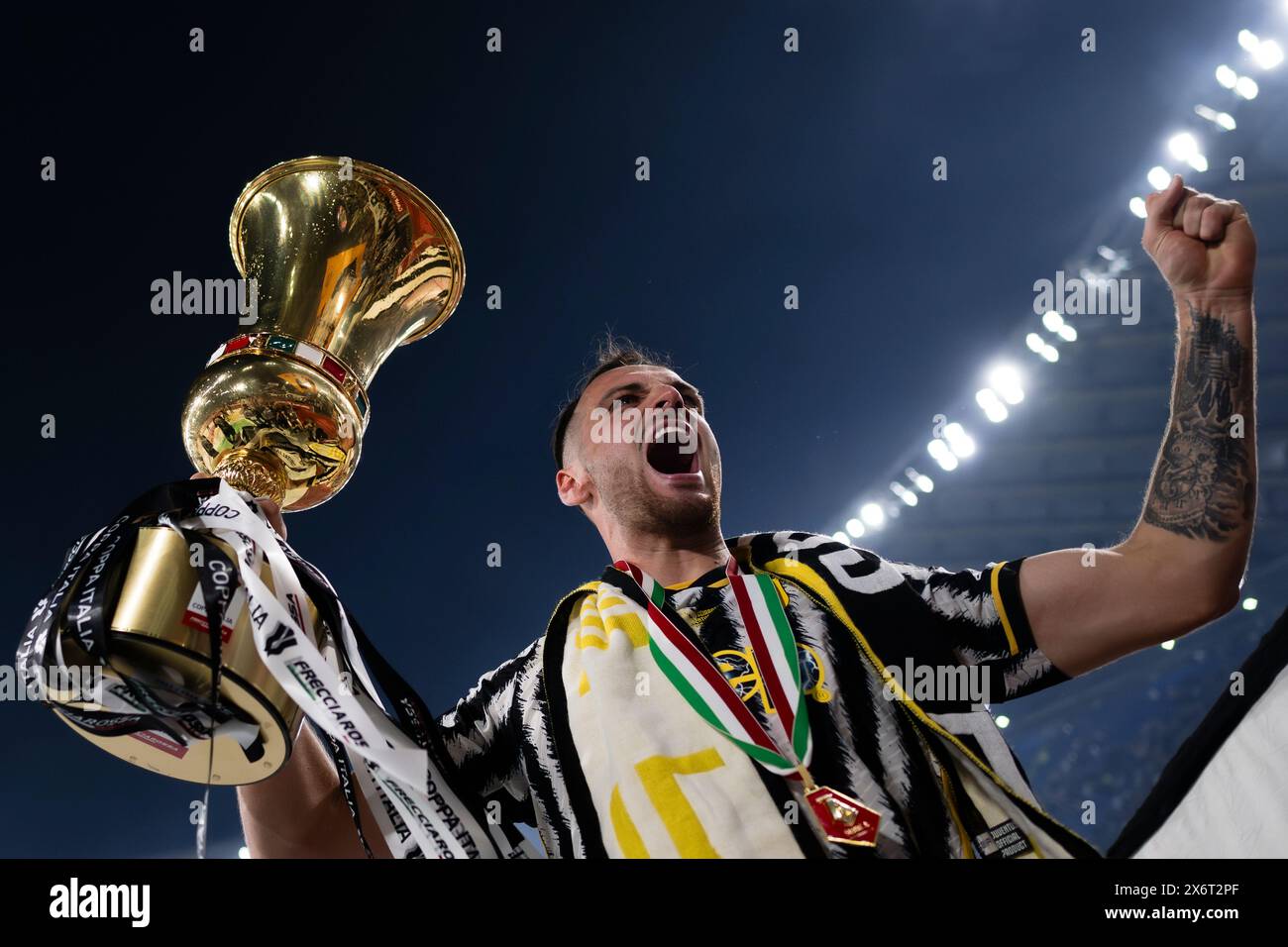 Rom, Italien. 15. Mai 2024. Federico Gatti von Juventus FC feiert mit der Trophäe am Ende des Finalspiels von Coppa Italia Atalanta BC und Juventus FC. Quelle: Nicolò Campo/Alamy Live News Stockfoto