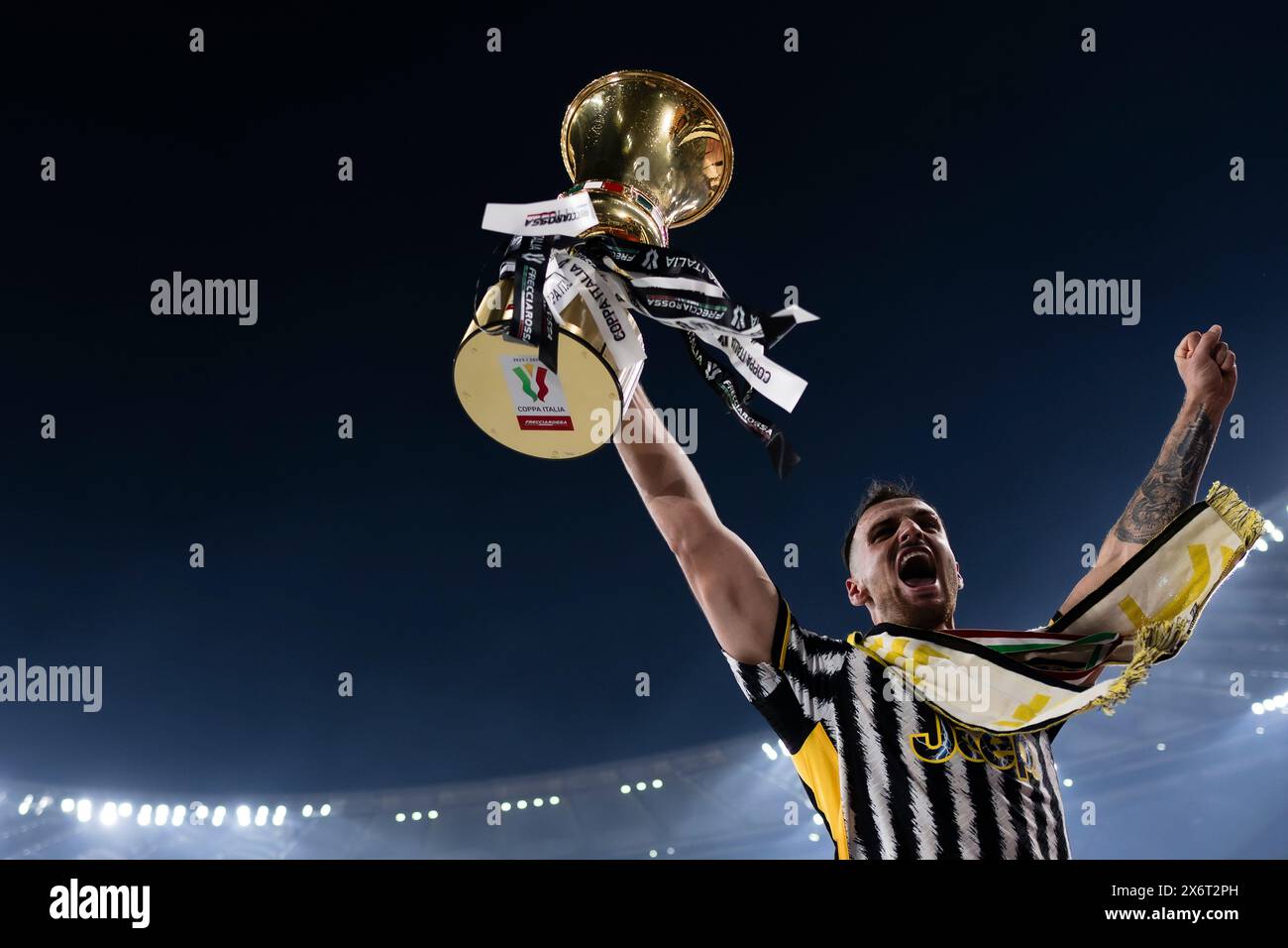 Rom, Italien. 15. Mai 2024. Federico Gatti von Juventus FC feiert mit der Trophäe am Ende des Finalspiels von Coppa Italia Atalanta BC und Juventus FC. Quelle: Nicolò Campo/Alamy Live News Stockfoto