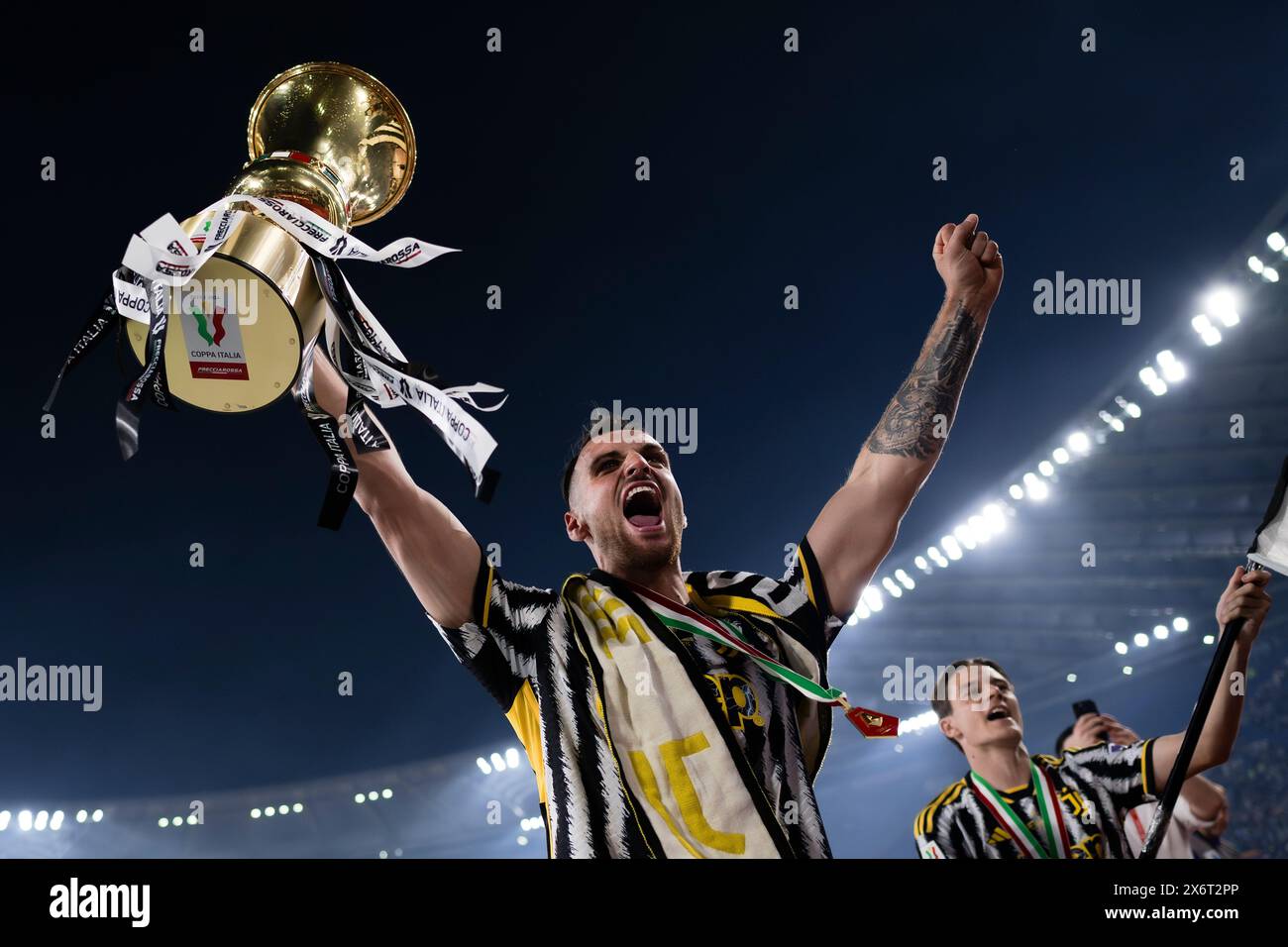 Rom, Italien. 15. Mai 2024. Federico Gatti von Juventus FC feiert mit der Trophäe am Ende des Finalspiels von Coppa Italia Atalanta BC und Juventus FC. Quelle: Nicolò Campo/Alamy Live News Stockfoto