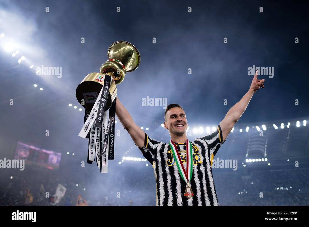 Rom, Italien. 15. Mai 2024. Arkadiusz Milik von Juventus FC feiert mit dem Tttrophy am Ende des Finalspiels von Coppa Italia Atalanta BC und Juventus FC. Quelle: Nicolò Campo/Alamy Live News Stockfoto