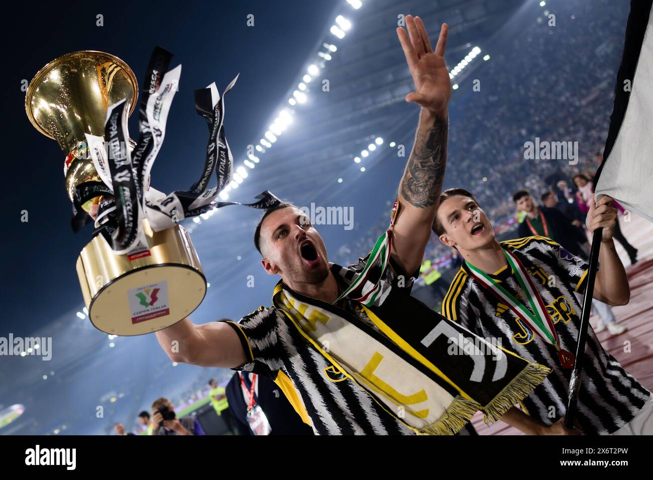 Rom, Italien. 15. Mai 2024. Federico Gatti von Juventus FC feiert mit der Trophäe am Ende des Finalspiels von Coppa Italia Atalanta BC und Juventus FC. Quelle: Nicolò Campo/Alamy Live News Stockfoto