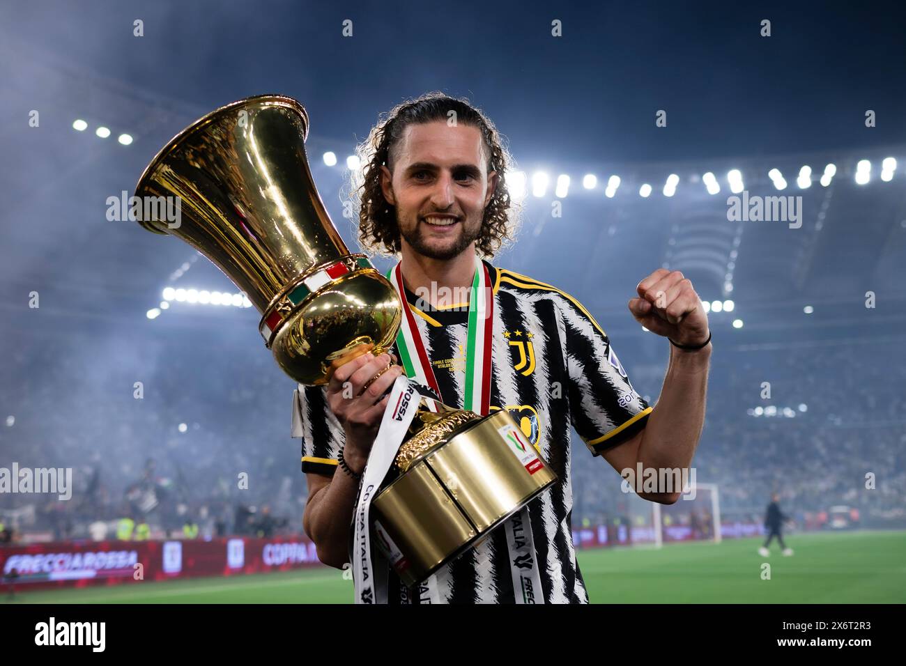 Rom, Italien. 15. Mai 2024. Adrien Rabiot von Juventus FC feiert mit der Torphie am Ende des Finalspiels von Coppa Italia Atalanta BC und Juventus FC. Quelle: Nicolò Campo/Alamy Live News Stockfoto