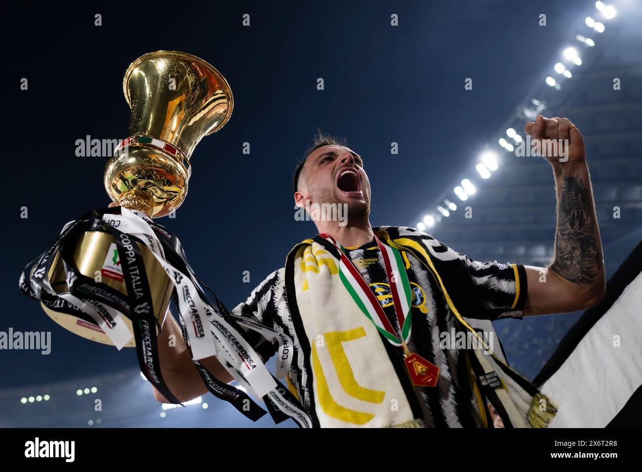 Rom, Italien. 15. Mai 2024. Federico Gatti von Juventus FC feiert mit der Trophäe am Ende des Finalspiels von Coppa Italia Atalanta BC und Juventus FC. Quelle: Nicolò Campo/Alamy Live News Stockfoto
