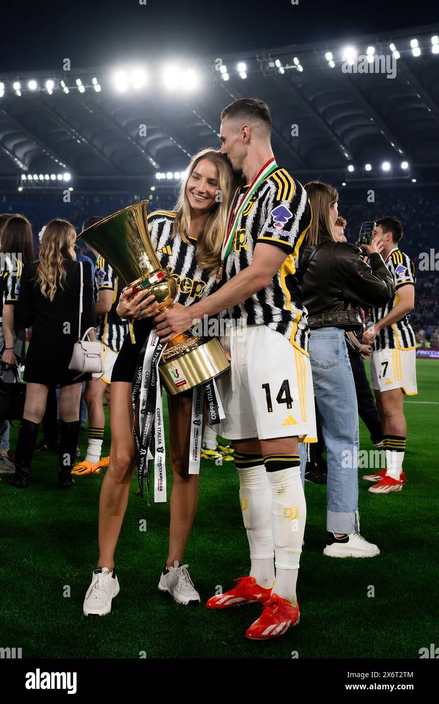 Rom, Italien. 15. Mai 2024. Arkadiusz Milik von Juventus FC feiert mit der Trophäe am Ende des Finalspiels von Coppa Italia Atalanta BC und Juventus FC. Quelle: Nicolò Campo/Alamy Live News Stockfoto