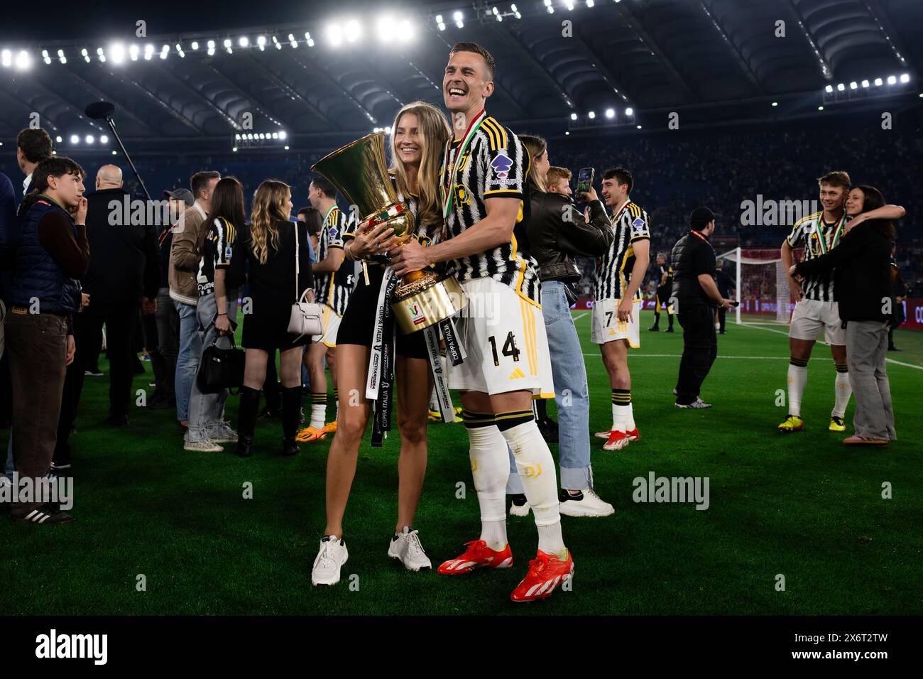 Rom, Italien. 15. Mai 2024. Arkadiusz Milik von Juventus FC feiert mit der Trophäe am Ende des Finalspiels von Coppa Italia Atalanta BC und Juventus FC. Quelle: Nicolò Campo/Alamy Live News Stockfoto