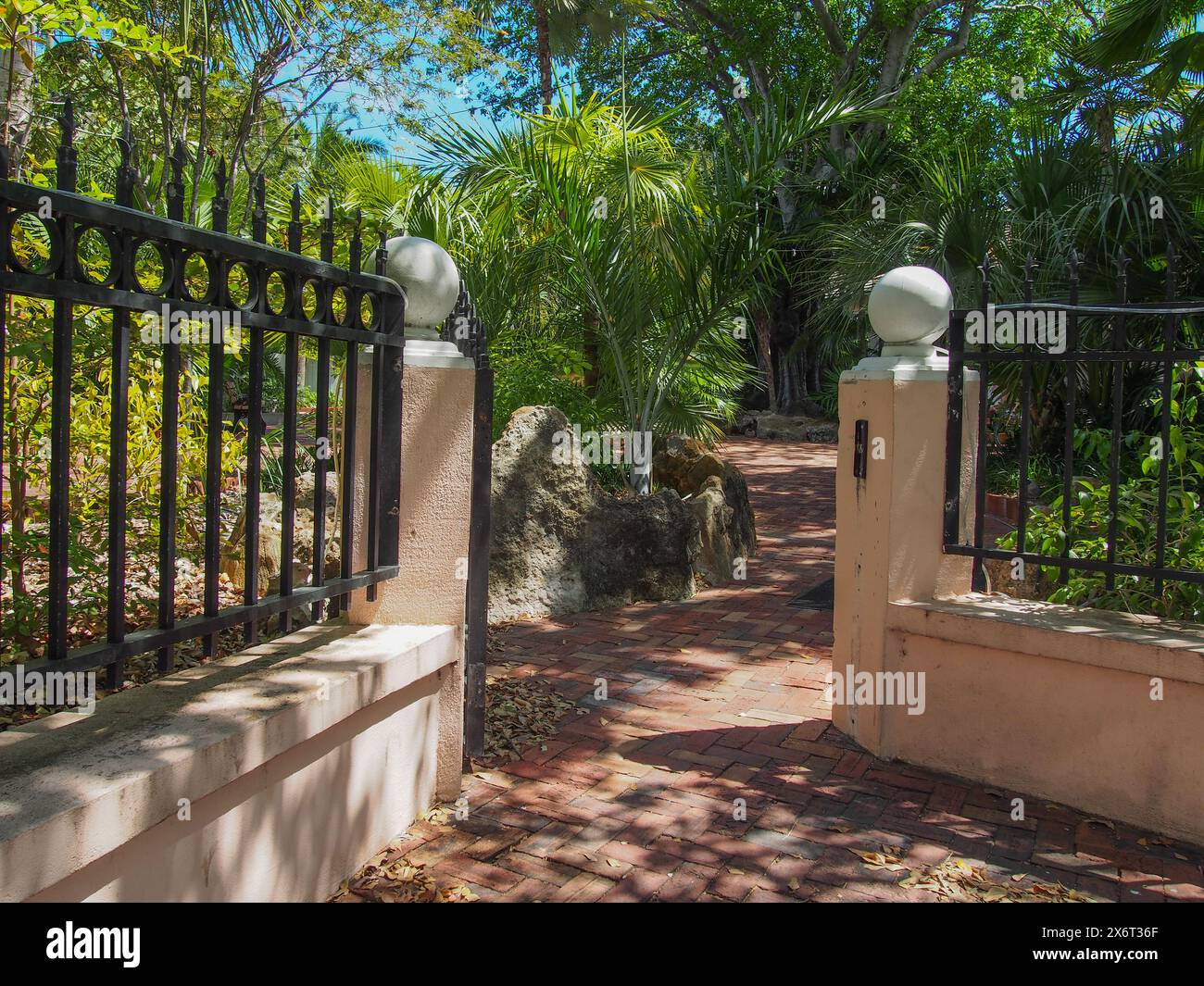 Privater Eingang zum Garten in Key West, Florida, USA, 16. April 2024 Stockfoto