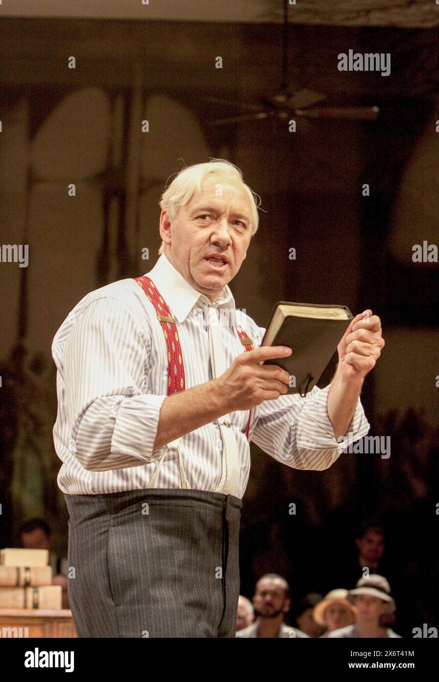 Kevin Spacey (Henry Drummond) in ERBE THE WIND von Jerome Lawrence & Robert E. Lee im Old Vic Theatre, London SE1 01/10/2009 Bühnenbild: Rob Howell Kostüme: Rob Howell & Irene Bohan Beleuchtung: Howard Harrison Regisseur: Trevor Nunn Stockfoto